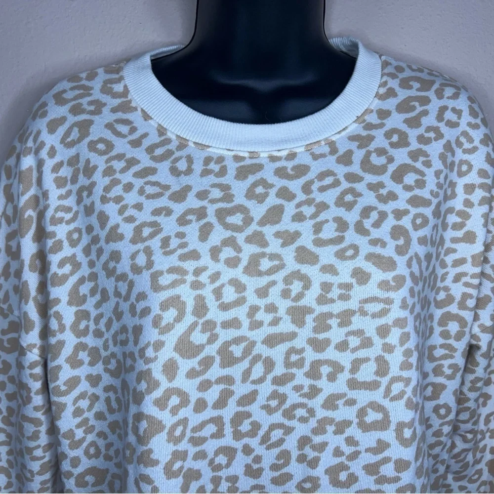 MEDIUM TIME AND TRU WHITE BEIGE LEOPARD ANIMAL PRINT SWEATSHIRT LONG SLEEVE